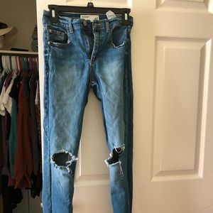 skinny jeans with wholes at the knees